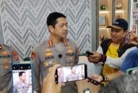 Kapolrestabes Makassar, Arya Perdana, saat memberikan keterangan kepada wartawan, Minggu (26/4/2026).