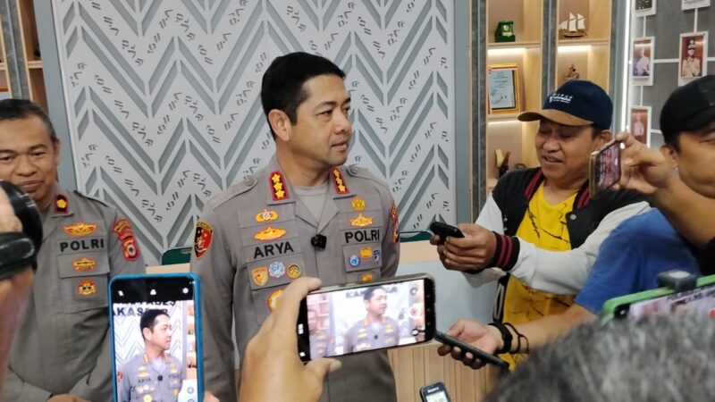 Kapolrestabes Makassar, Arya Perdana, saat memberikan keterangan kepada wartawan, Minggu (26/4/2026).