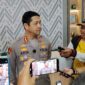 Kapolrestabes Makassar, Arya Perdana, saat memberikan keterangan kepada wartawan, Minggu (26/4/2026).