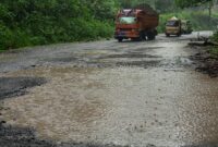 Kondisi ruas Poros Malino, Gowa yang rusak berat diabadikan beberapa waktu lalu.