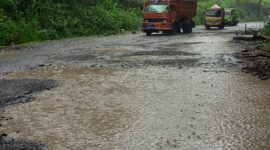 Kondisi ruas Poros Malino, Gowa yang rusak berat diabadikan beberapa waktu lalu.