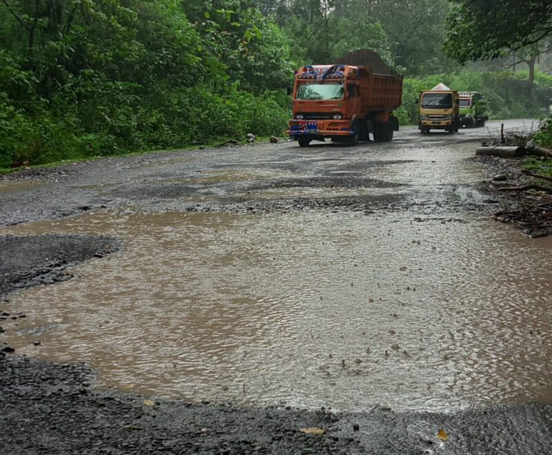 Kondisi ruas Poros Malino, Gowa yang rusak berat diabadikan beberapa waktu lalu.