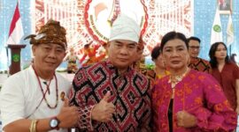 Ketua Laskar Pemuda Barre Allo, Amba Paranoan (kiri) bersama Ketua Ikatan Keluarga Toraja Kaltim dan Ketua MPW PP Sulsel. (ist)