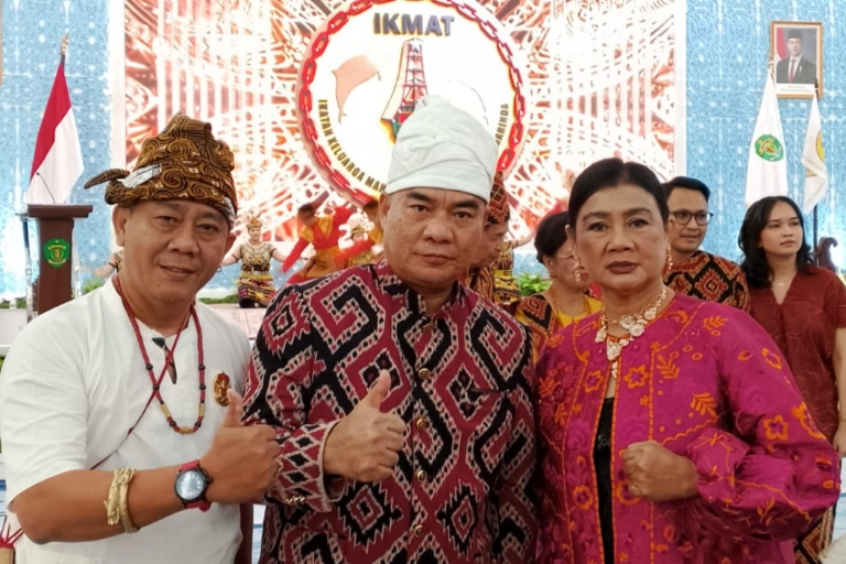 Ketua Laskar Pemuda Barre Allo, Amba Paranoan (kiri) bersama Ketua Ikatan Keluarga Toraja Kaltim dan Ketua MPW PP Sulsel. (ist)