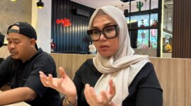 Bupati Barru Andi Ina mengadakan press conference usai beri keterangan di Kejati Sulsel. 