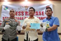 AKP. Ichsan (tengah) memperlihatkan paket tak bertuan, berisi sabu seberat 1kg, yang ditemukan di Desa Pitue, Kecamatan Marrang, saat menggelar konferensi pers, Sabtu (25/04/2026).