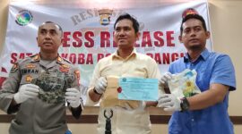 AKP. Ichsan (tengah) memperlihatkan paket tak bertuan, berisi sabu seberat 1kg, yang ditemukan di Desa Pitue, Kecamatan Marrang, saat menggelar konferensi pers, Sabtu (25/04/2026).