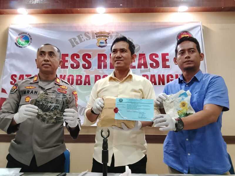 AKP. Ichsan (tengah) memperlihatkan paket tak bertuan, berisi sabu seberat 1kg, yang ditemukan di Desa Pitue, Kecamatan Marrang, saat menggelar konferensi pers, Sabtu (25/04/2026).