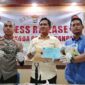 AKP. Ichsan (tengah) memperlihatkan paket tak bertuan, berisi sabu seberat 1kg, yang ditemukan di Desa Pitue, Kecamatan Marrang, saat menggelar konferensi pers, Sabtu (25/04/2026).