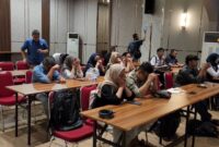Tampak tangis para keluarga korban saat Karodokpol Pusdokkes Polri, Brigjen Pol. Nyoman Eddy Purnama menyebutkan identitas para korban.
