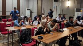 Tampak tangis para keluarga korban saat Karodokpol Pusdokkes Polri, Brigjen Pol. Nyoman Eddy Purnama menyebutkan identitas para korban.