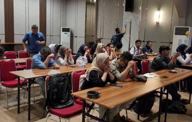 Tampak tangis para keluarga korban saat Karodokpol Pusdokkes Polri, Brigjen Pol. Nyoman Eddy Purnama menyebutkan identitas para korban.