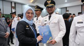 Bupati Gowa, Sitti Husniah Talenrang menyerahkan SK kepada Camat Parangloe yang baru, Riskhy di sela acara pelantikan pejabat eselon III-IV di Baruga Tinggimae, Kamis, (23/4/2026).