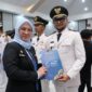 Bupati Gowa, Sitti Husniah Talenrang menyerahkan SK kepada Camat Parangloe yang baru, Riskhy di sela acara pelantikan pejabat eselon III-IV di Baruga Tinggimae, Kamis, (23/4/2026).