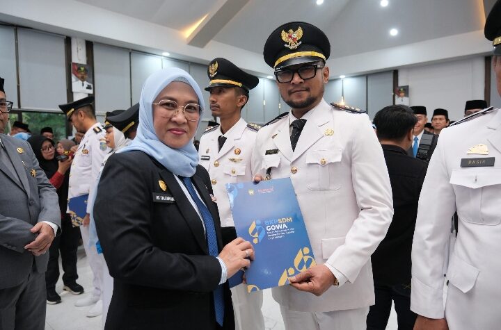 Bupati Gowa, Sitti Husniah Talenrang menyerahkan SK kepada Camat Parangloe yang baru, Riskhy di sela acara pelantikan pejabat eselon III-IV di Baruga Tinggimae, Kamis, (23/4/2026).