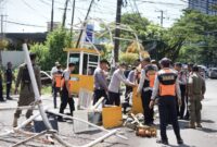 Pemerintah Kota (Pemkot) Makassar bersama unsur TNI-Polri dan Kejaksaan menertibkan portal parkir di kawasan Kompleks Ramayana, Jalan AP Pettarani. (ist)