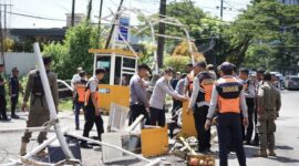 Pemerintah Kota (Pemkot) Makassar bersama unsur TNI-Polri dan Kejaksaan menertibkan portal parkir di kawasan Kompleks Ramayana, Jalan AP Pettarani. (ist)