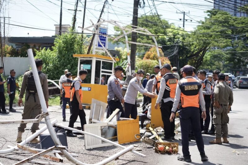 Pemerintah Kota (Pemkot) Makassar bersama unsur TNI-Polri dan Kejaksaan menertibkan portal parkir di kawasan Kompleks Ramayana, Jalan AP Pettarani. (ist)