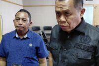 Ketua Fraksi Partai NasDem DPRD Sulsel, M Sadar (mengenakan kemeja hitam) bersama Ketua Komisi III DPRD Parepare, Hamran Hamdani, memberikan keterangan pers.