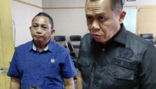 Ketua Fraksi Partai NasDem DPRD Sulsel, M Sadar (mengenakan kemeja hitam) bersama Ketua Komisi III DPRD Parepare, Hamran Hamdani, memberikan keterangan pers.