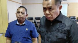 Ketua Fraksi Partai NasDem DPRD Sulsel, M Sadar (mengenakan kemeja hitam) bersama Ketua Komisi III DPRD Parepare, Hamran Hamdani, memberikan keterangan pers.