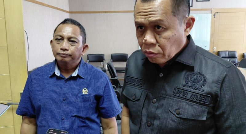 Ketua Fraksi Partai NasDem DPRD Sulsel, M Sadar (mengenakan kemeja hitam) bersama Ketua Komisi III DPRD Parepare, Hamran Hamdani, memberikan keterangan pers.