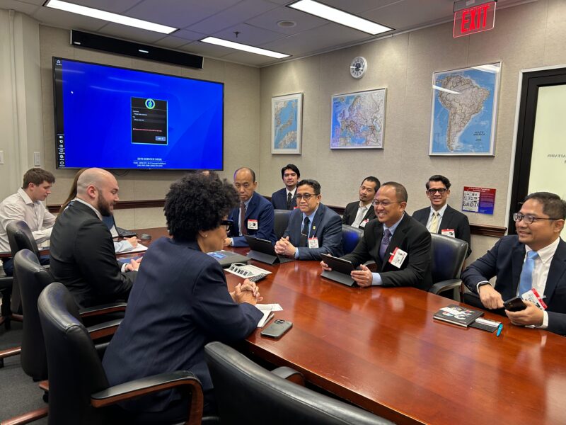 Pertemuan dihadiri oleh Wakil Direktur Utama Pertamina Oki Muraza, Corporate Secretary Pertamina Arya Dwi Paramita, serta sejumlah pejabat DOE, antara lain Deputy Assistant Secretary for Asia and the Americas Elizabeth Urbanas, Deputy Assistant Secretary.