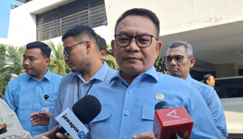 Kepala Staf Presiden (KSP) Dudung Abdurachman menilai latihan dasar militer (latsarmil) yang diikuti peserta Program Sarjana Penggerak Pembangunan Indonesia (SPPI) tidak tergolong berat.