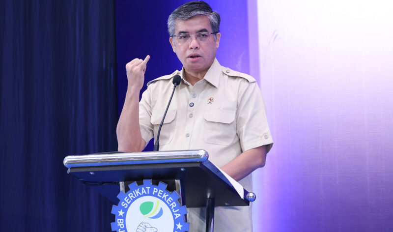 Menteri Ketenagakerjaan (Menaker) Yassierli juga turut mengumumkan pemberian paket stimulus berupa program vokasi akan diprioritaskan bagi 220 ribu lulusan SMK dan 50 ribu pekerja terdampak PHK.