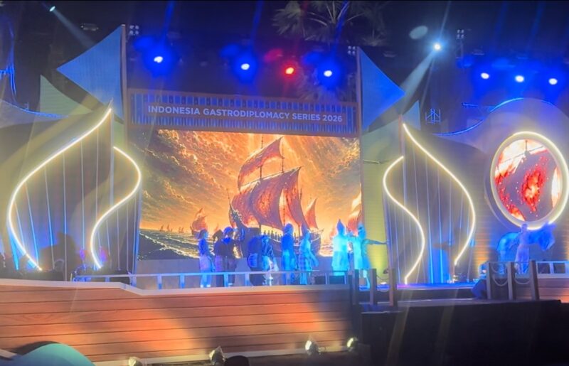 Dinas Kebudayaan Kota Makassar berhasil memukau delegasi dari 28 negara yang menghadiri rangkaian Indonesia Gastrodiplomacy Series (IGS) 2026 melalui pertunjukan seni kolosal La Galigo pada acara welcome dinner di Benteng Fort Rotterdam, Senin malam. 