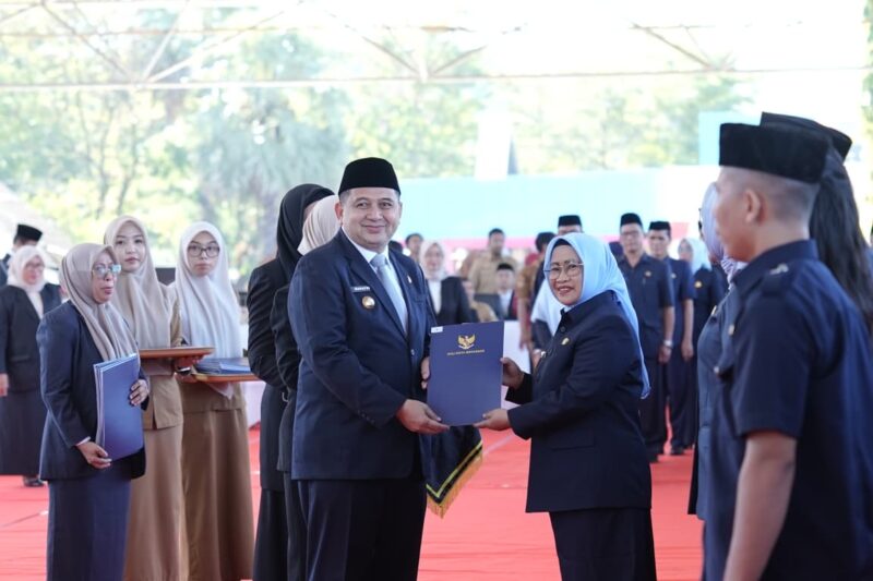 Wali Kota Makassar Munafri Arifuddin melantik dan menyerahkan surat keputusan (SK) kepada 369 kepala sekolah definitif tingkat SD dan SMP. 